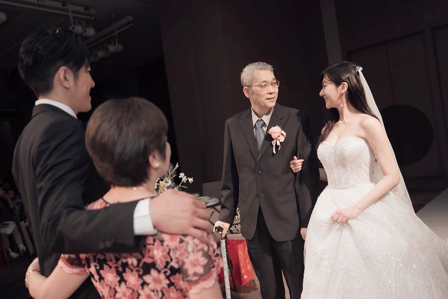 林逸欣婚禮與家人合照。(圖/翻攝自林逸欣 Shara 臉書)