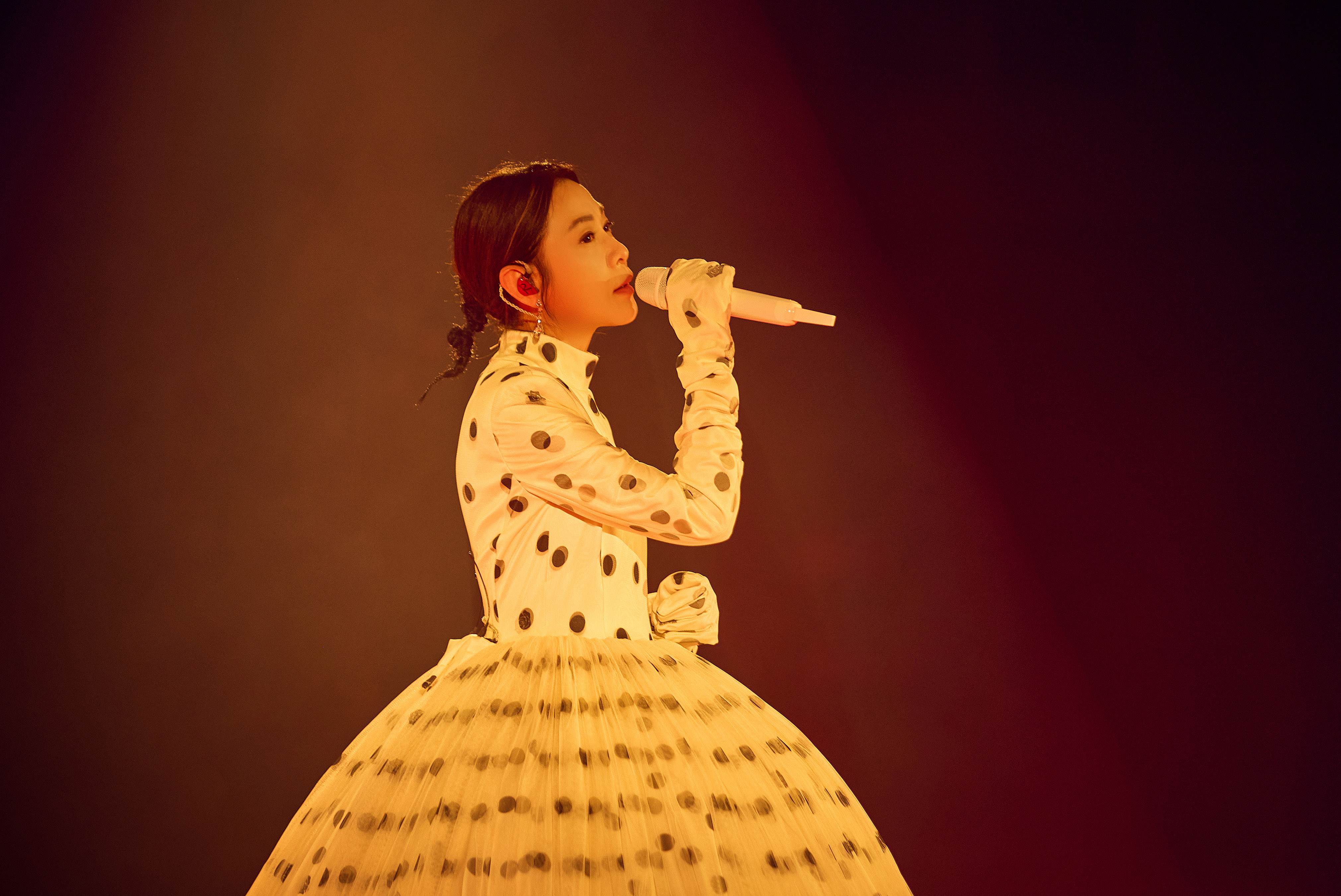 劉若英《飛行日》4.0版演唱會以「晨曦女神」、「俐落朝陽」、「錯視傍晚」、「星夜嬉戲」四套新造型亮相。(圖/相信音樂提供)