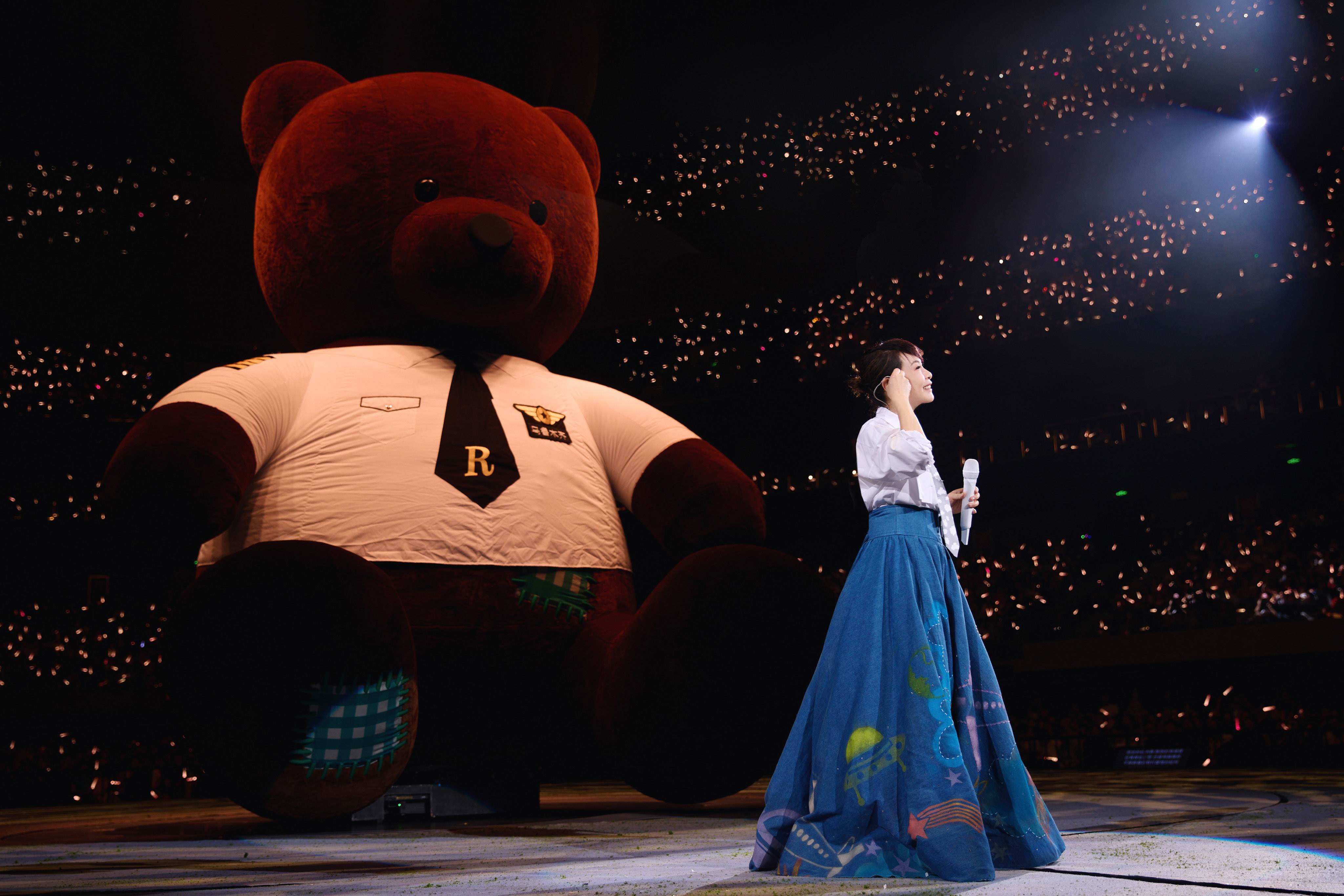 劉若英《飛行日》4.0版演唱會以「晨曦女神」、「俐落朝陽」、「錯視傍晚」、「星夜嬉戲」四套新造型亮相。(圖/相信音樂提供)