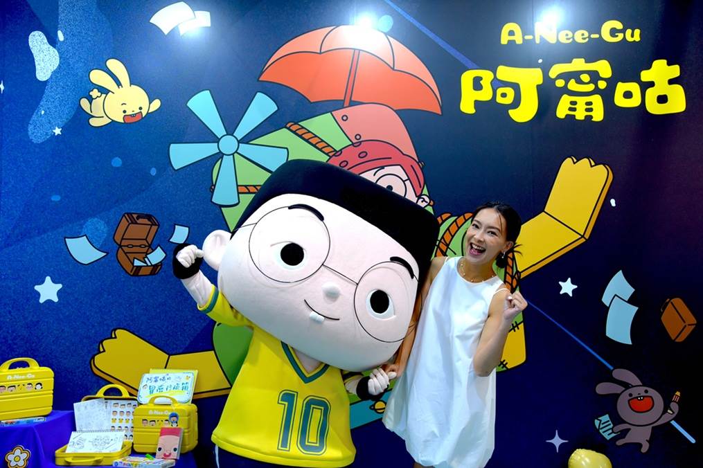 《小兒子阿甯咕》金鐘<a href='https://star.ebc.net.tw/search/keyword?value=主持人' target='_blank'>主持人</a><a href='https://star.ebc.net.tw/search/keyword?value=陳瑋薇' target='_blank'>陳瑋薇</a>懷二寶現身文博會，全家變身阿甯咕鐵粉力挺應援。（圖／夢田影像提供）