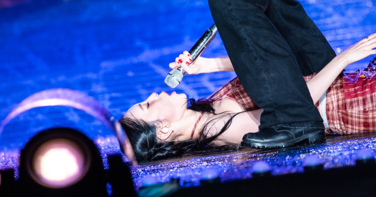性感女神SUNMI宣美現身台中參加K-Pop Masterz2025，在雨中躺地演出。（圖／讀者提供）