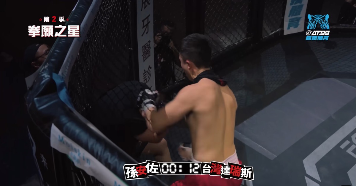 孫安佐暴打「台灣達瑞斯」。(圖/翻攝自拳願明星格鬥賽YT)