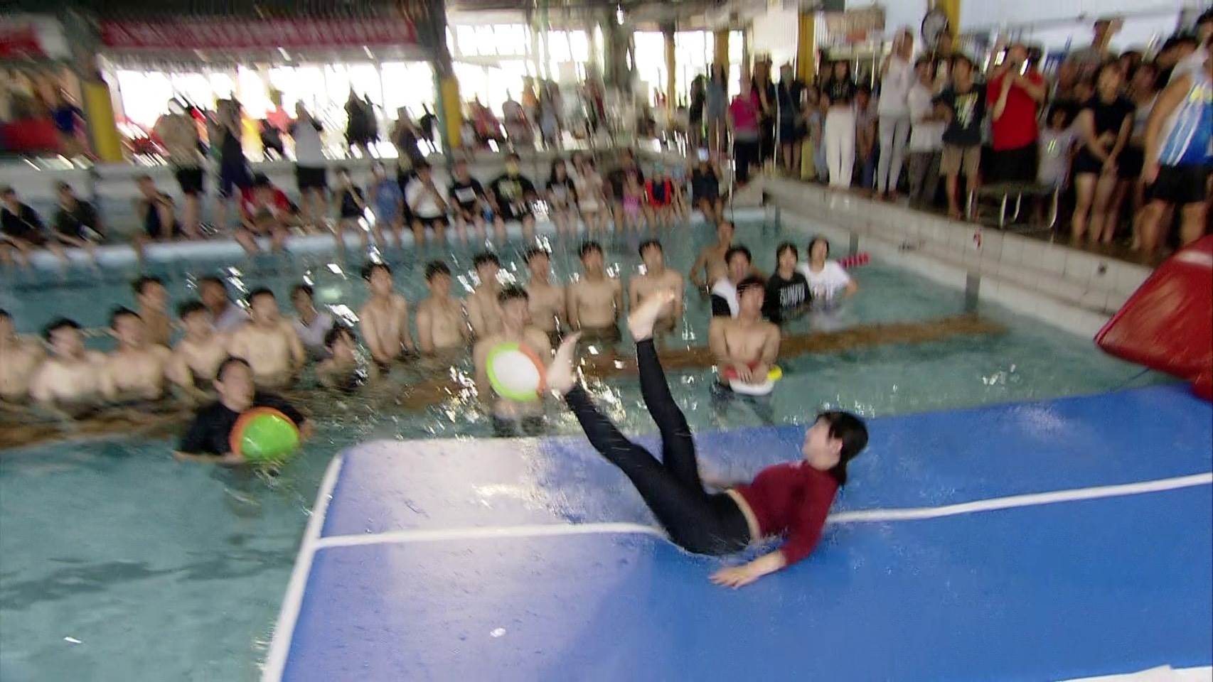 籃籃奮力玩遊戲。(圖/民視提供)
