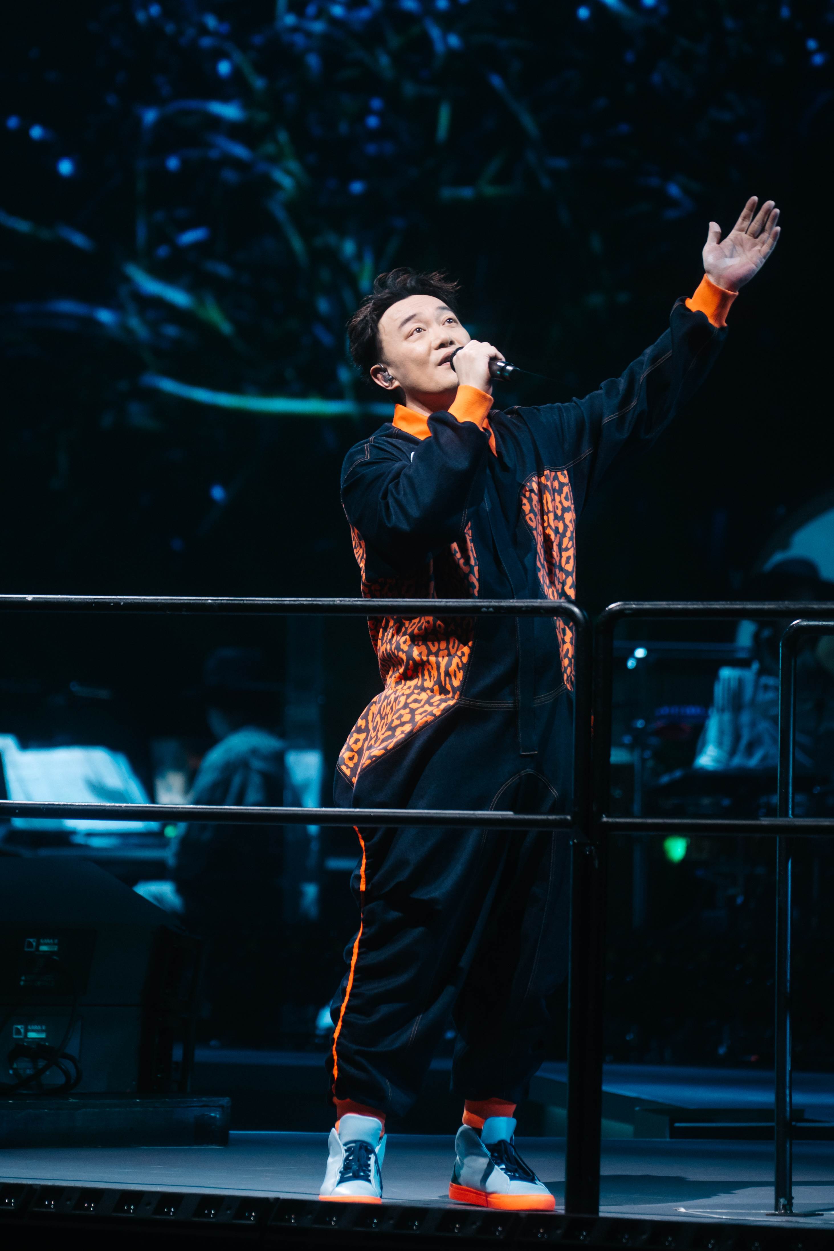 歌手陳奕迅《Fear and Dreams》世界巡迴演唱會最終場演唱逾30首曲目後，再連續安可12首歌，直到凌晨12點24分才正式結束。（圖／廿一克有限公司提供）