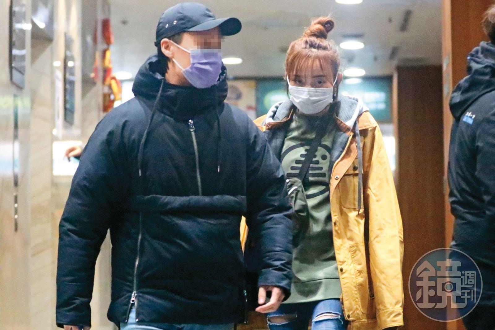 愛紗(右)和圈外男友「藍寶男」(左)才剛爆出分手,就又因對方的溫情守護而復合。(圖/鏡週刊)