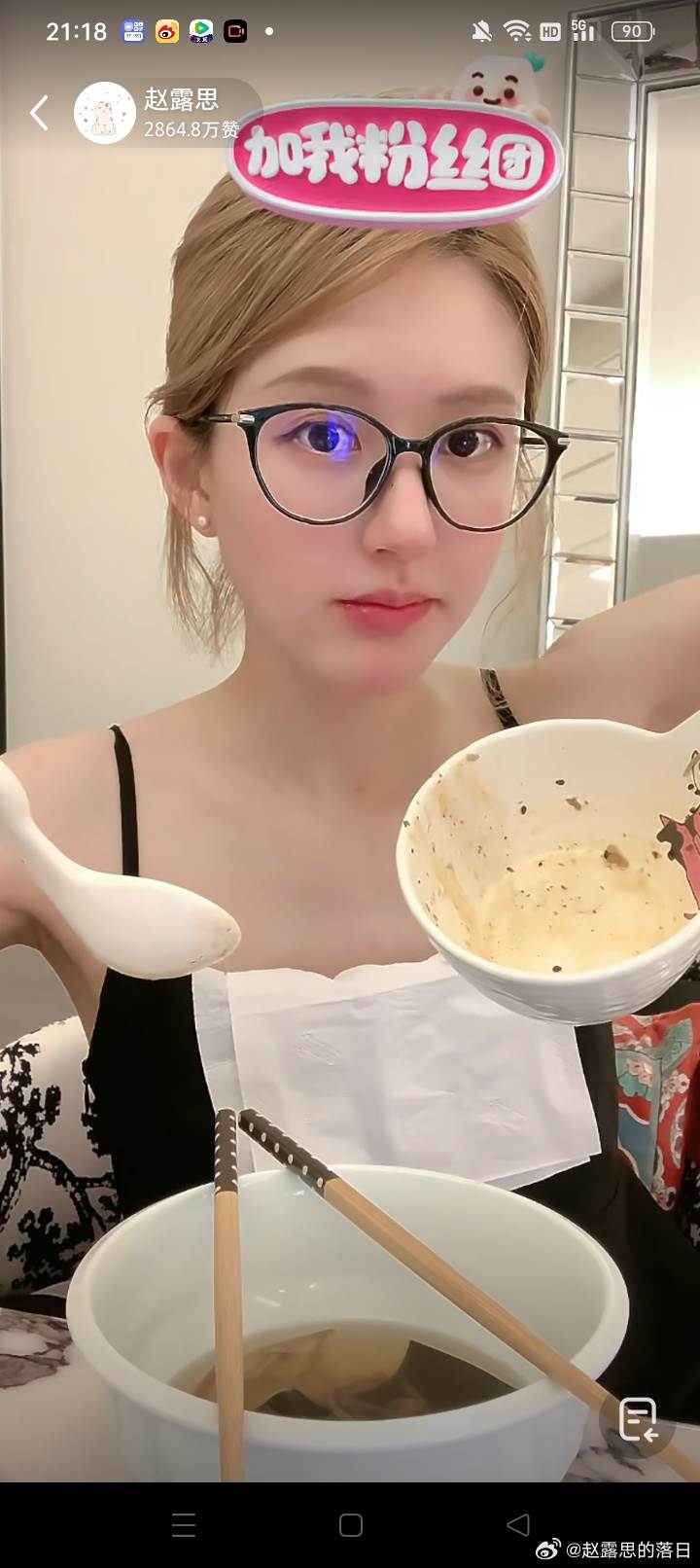 趙露思直播秀廚藝忘<a href='https://star.ebc.net.tw/search/keyword?value=關瓦斯' target='_blank'>關瓦斯</a>爐。(圖/翻攝自微博)