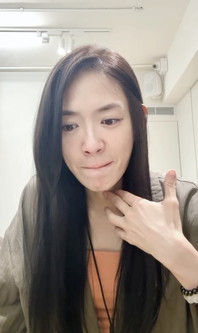 楊千霈在影片中哽咽落淚。(圖/翻攝自 IG @pinkbabe0309)