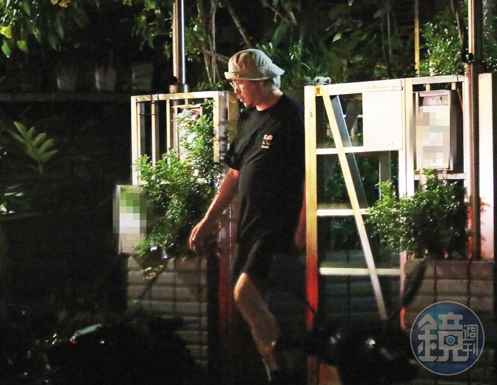 8/5 22:51比爾賈深夜和貌似男助理的人搭計程車,從家中出門去看電影。(圖/鏡週刊提供)