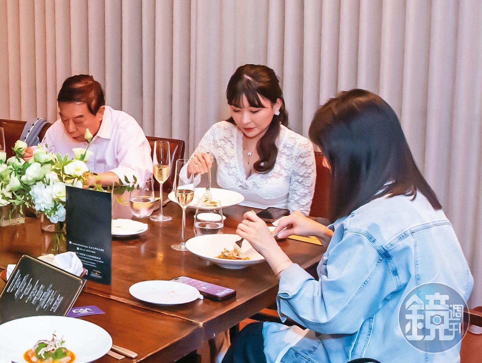 外型出色的的仙塔律師(右二),在貴婦圈的富商飯局上非常顯眼。(圖/讀者提供/鏡週刊)