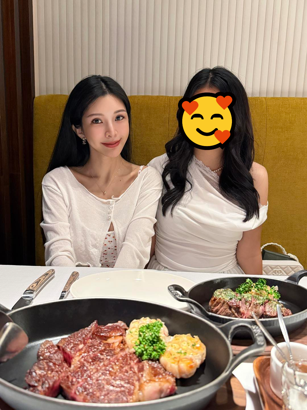 蘇心甯帶著女兒到牛排館用餐。(圖/翻攝自臉書 @La la 蘇心甯)