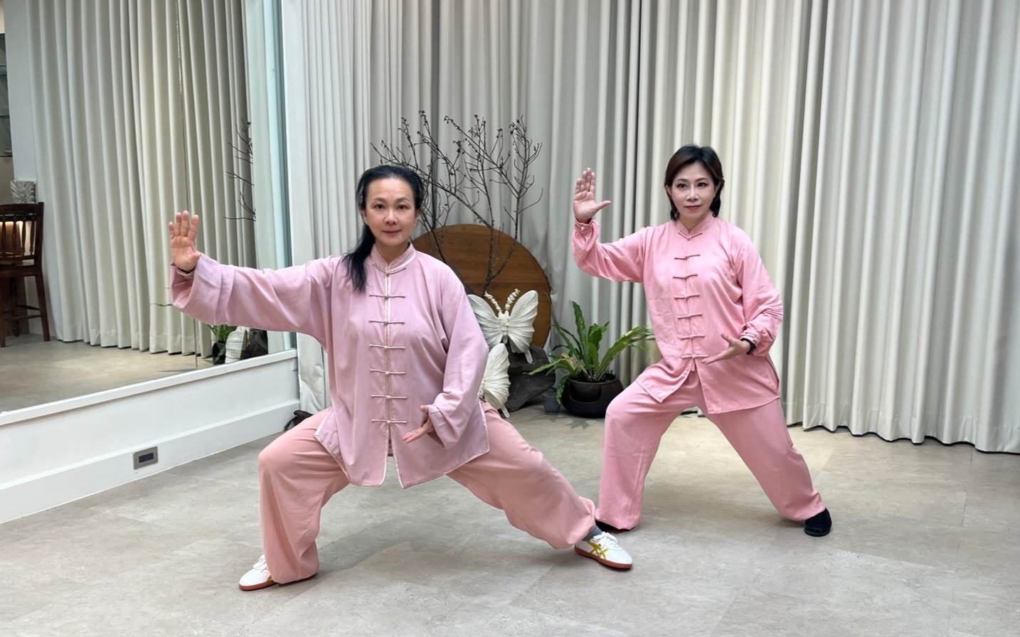 小彤(右)向李佩懿老師拜師學太極。(圖/馬可孛羅公關提供)