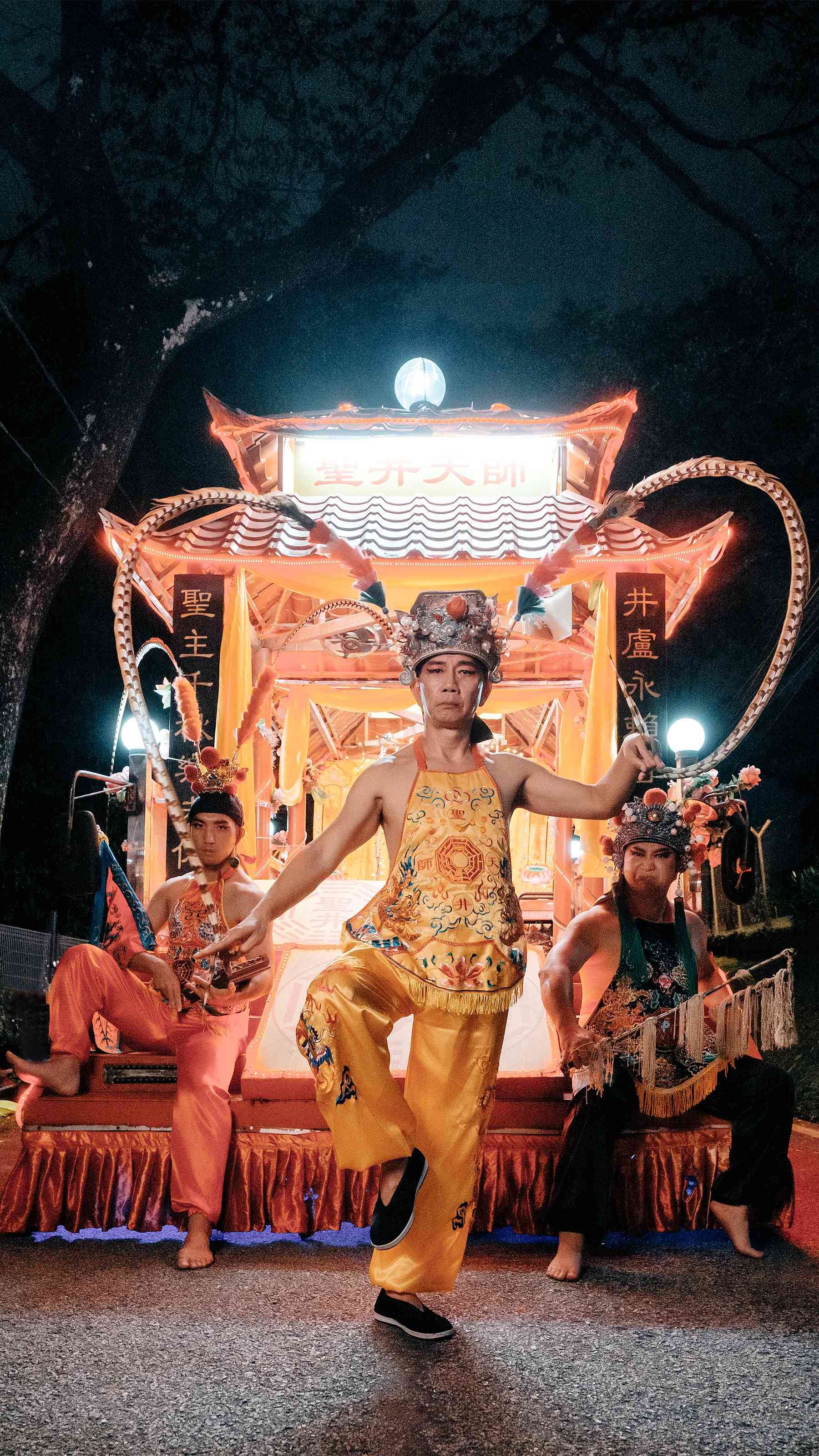 袁富華《搖籃凡世》首度嘗試飾演神壇巫師,起乩戲逼真讓人瞠目結舌。(圖/海鵬影業)