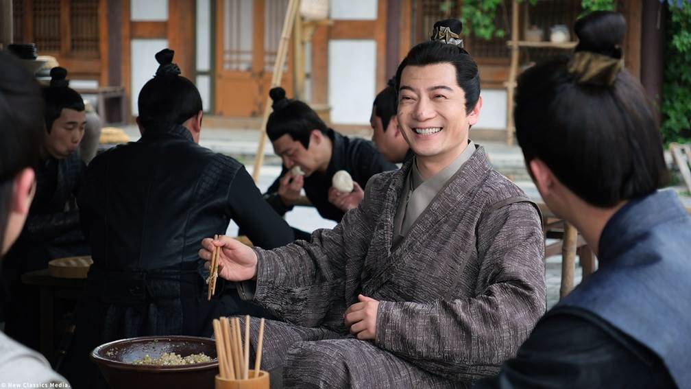 田雨《慶餘年》飾演幽默風趣的「王啟年」相當討喜。(圖/中天娛樂台提供)