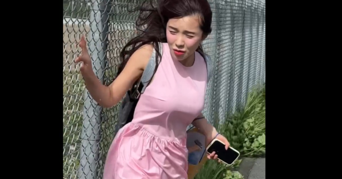 韓籍啦啦隊女孩李多慧分享一段影片,是他被強風吹得東倒西歪。(圖/翻攝自le_dahye Threads)