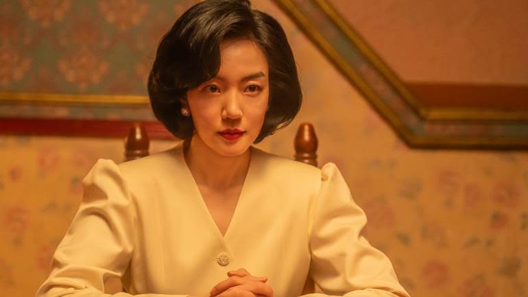 韓劇《下流大盜》林秀晶在劇中飾演的會長夫人「楊貞淑」堪稱全劇最病態。（圖／Disney+提供）