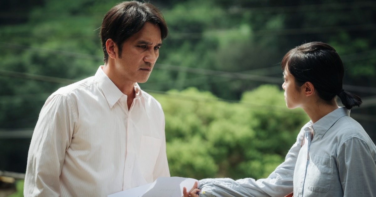 林秋伶（游珈瑄飾演）再赴臺東找父親（馬志翔飾演）簽放棄扶養切結書。（圖／大愛提供）
