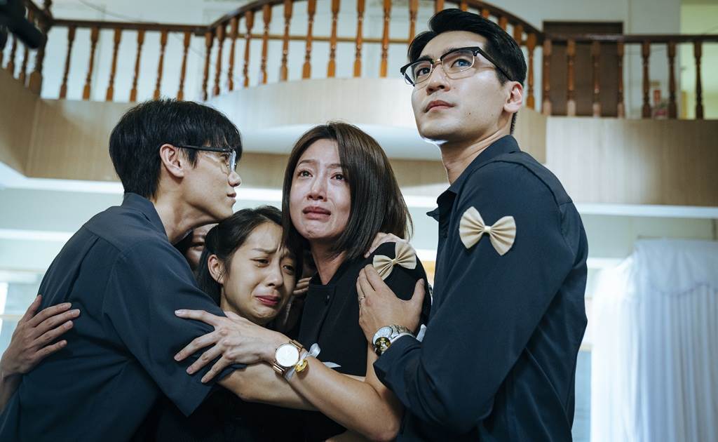 長大後的林秋伶（黃薇渟飾演）在父親告別式上崩潰大哭。（圖／大愛提供）