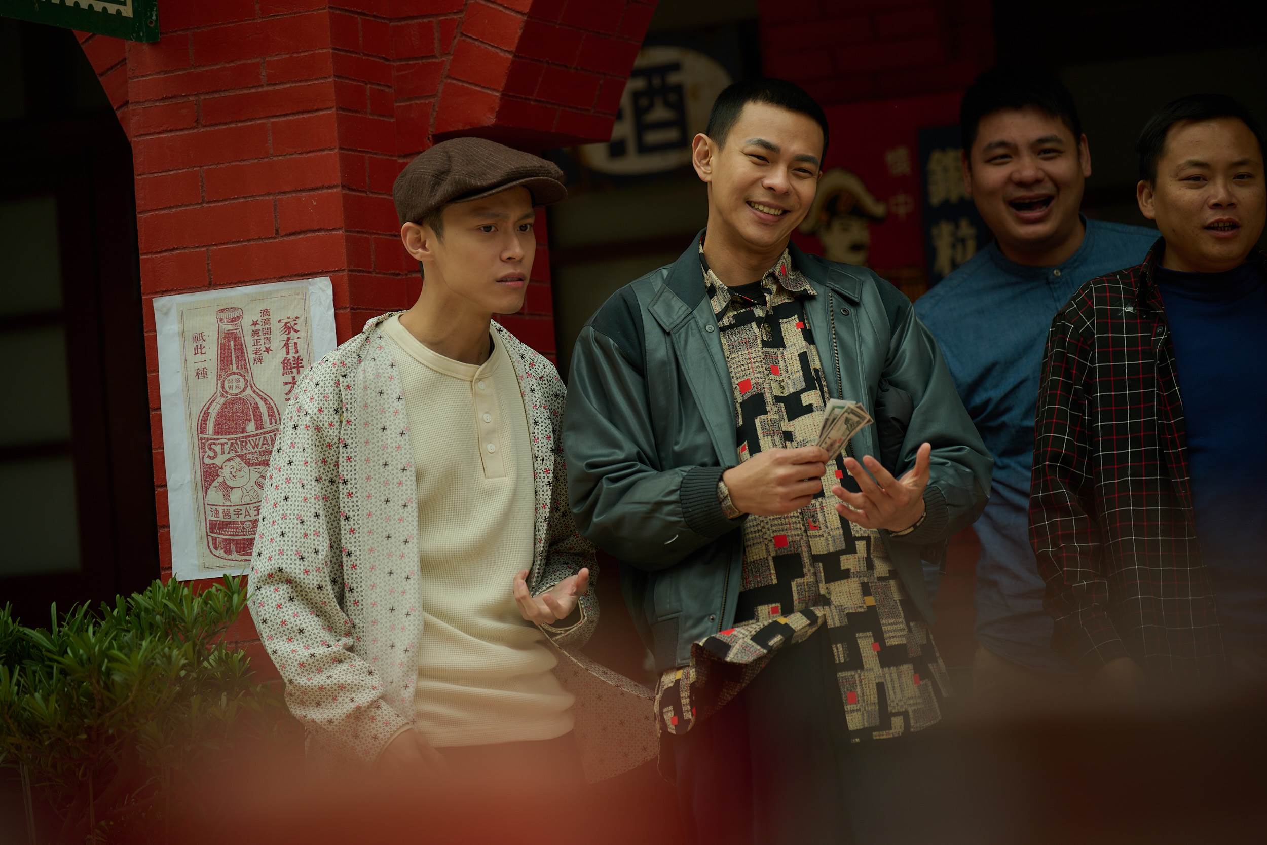 <a href='https://star.ebc.net.tw/search/keyword?value=孫綻' target='_blank'>孫綻</a>（右）和<a href='https://star.ebc.net.tw/search/keyword?value=黃雋智' target='_blank'>黃雋智</a>在一旁看戲下注。（圖／台視提供）