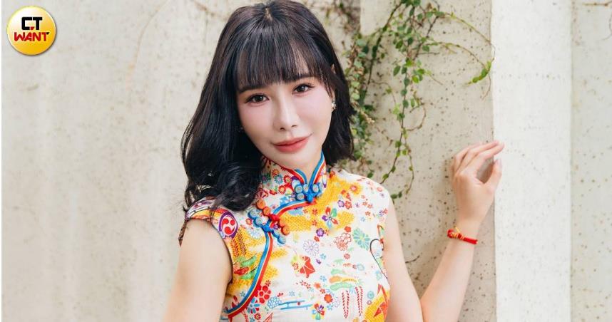 補教美女名師夢露個性幽默，經常穿旗袍上課也成為她的招牌特色。（圖／CTWANT）