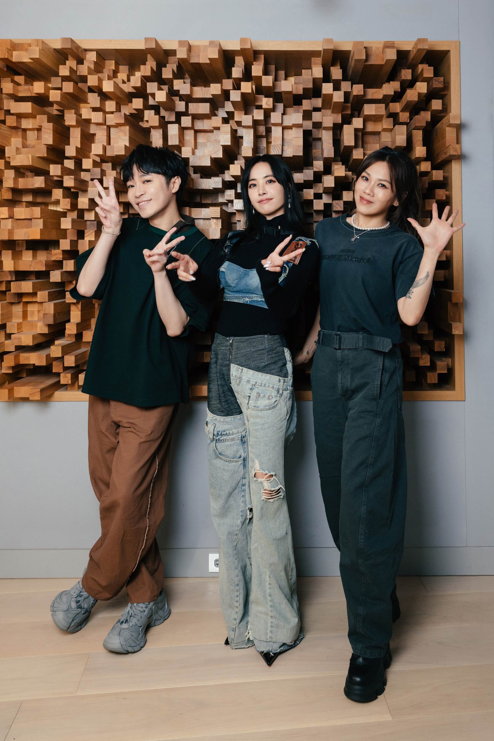 華語流行天后JOLIN蔡依林Podcast節目《Pleasure Talks》邀請兩位音樂好友蔡健雅與吳青峰作客。（圖／凌時差音樂提供）