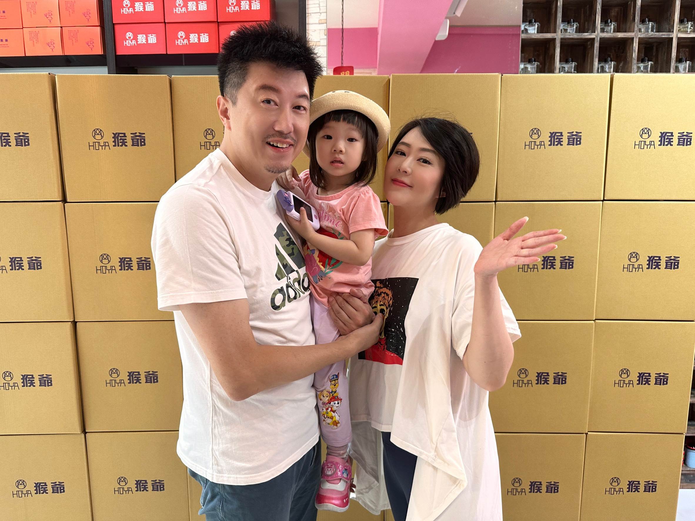 文汶、吳皓昇跟女兒模模一起包裝產品做公益。（圖／民視）