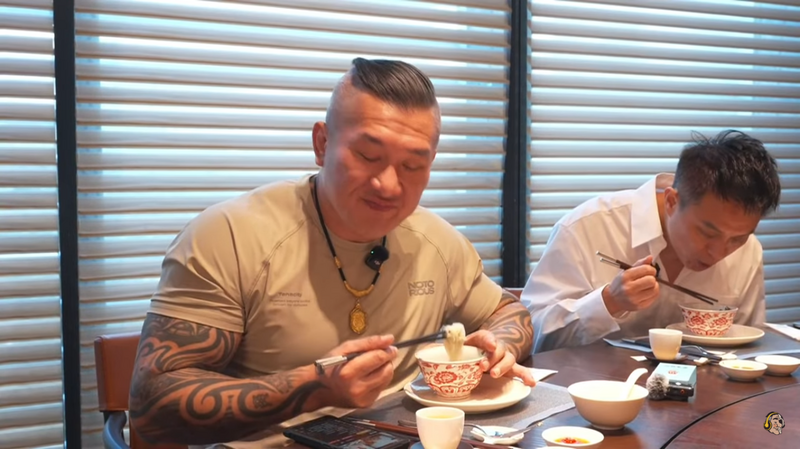 館長用餐時喝到當歸湯，脫口喊出「台灣當歸」，疑以諧音梗暗藏巧思。（圖／翻攝自YT 館長惡名昭彰）