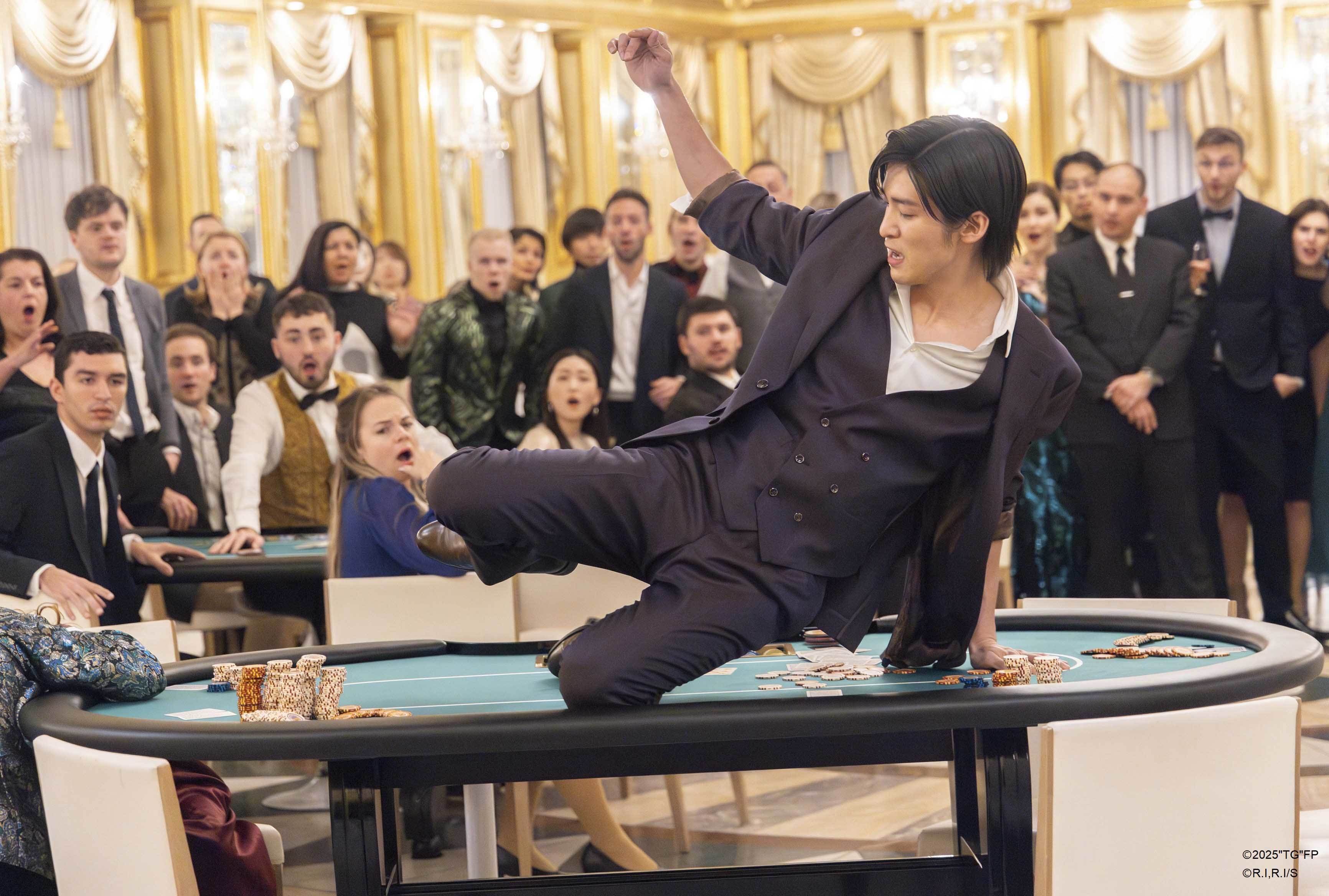 《一兆$遊戲　劇場版》除了緊張刺激的賭場對決，目黑蓮更大顯身手上演一場又一場浮誇武打戲，矯健的身手讓粉絲大飽眼福。（圖／天馬行空提供）