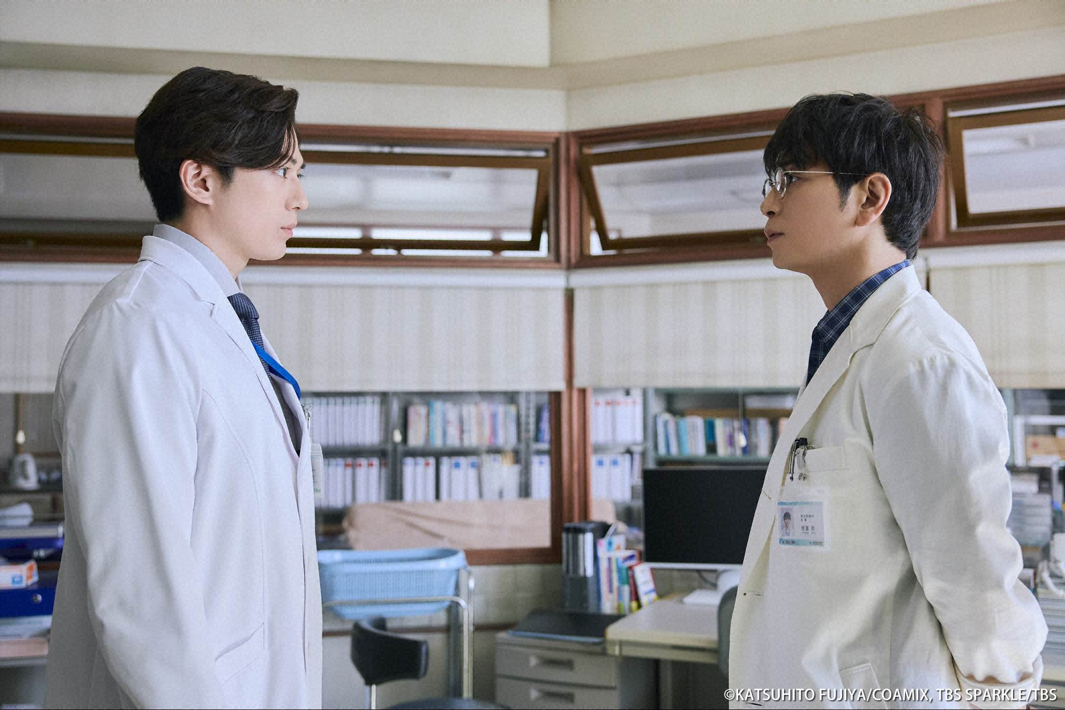 日劇《第19號病歷表》松本潤與<a href='https://star.ebc.net.tw/search/keyword?value=新田真劍佑' target='_blank'>新田真劍佑</a>對戲，不小心冒出想法：「真是張漂亮的臉啊！」（圖／Hami Video提供）