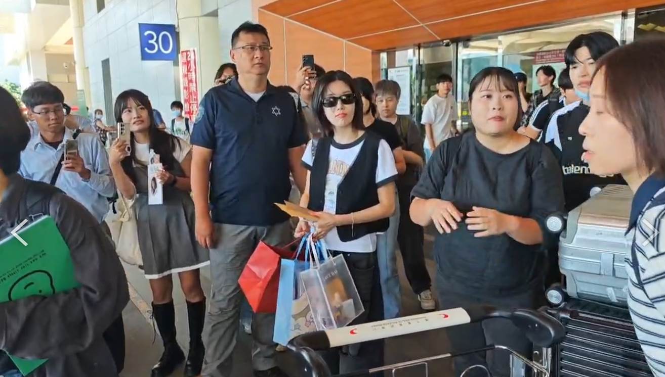 韓國女星權恩妃完全沒有明星架子，整個人十分大方率性，手中更收穫滿滿的禮物和信。（圖／東森娛樂）