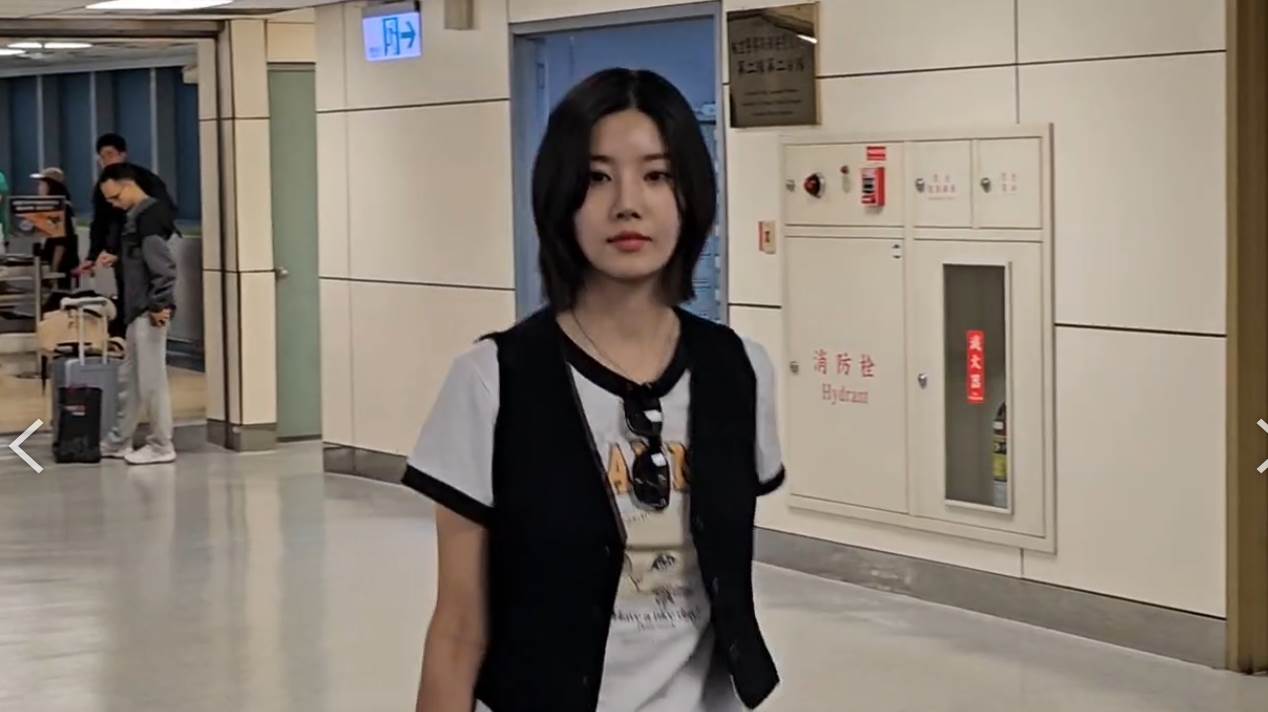 韓國<a href='https://star.ebc.net.tw/search/keyword?value=女星' target='_blank'>女星</a>權恩妃完全沒有明星架子，整個人十分大方率性，手中更收穫滿滿的禮物和信。（圖／東森娛樂）