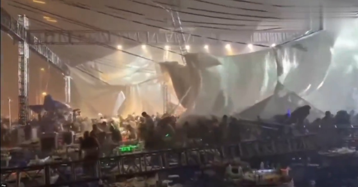 綿竹仟坤集團昨日舉行第十四屆啤酒節，怎料台上歌手唱歌唱到一半時，突然颳起一陣大風，竟將觀眾席上方的棚架給吹倒。（圖／翻攝自X@xibaozi36064237）