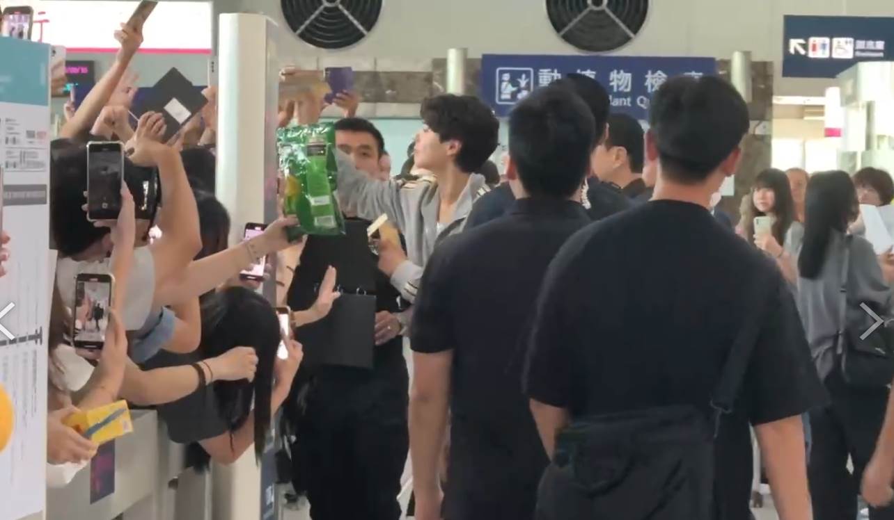 韓國男星朴寶劍面對將近500名粉絲接機，還特別幫粉絲們簽名。（圖／東森娛樂）