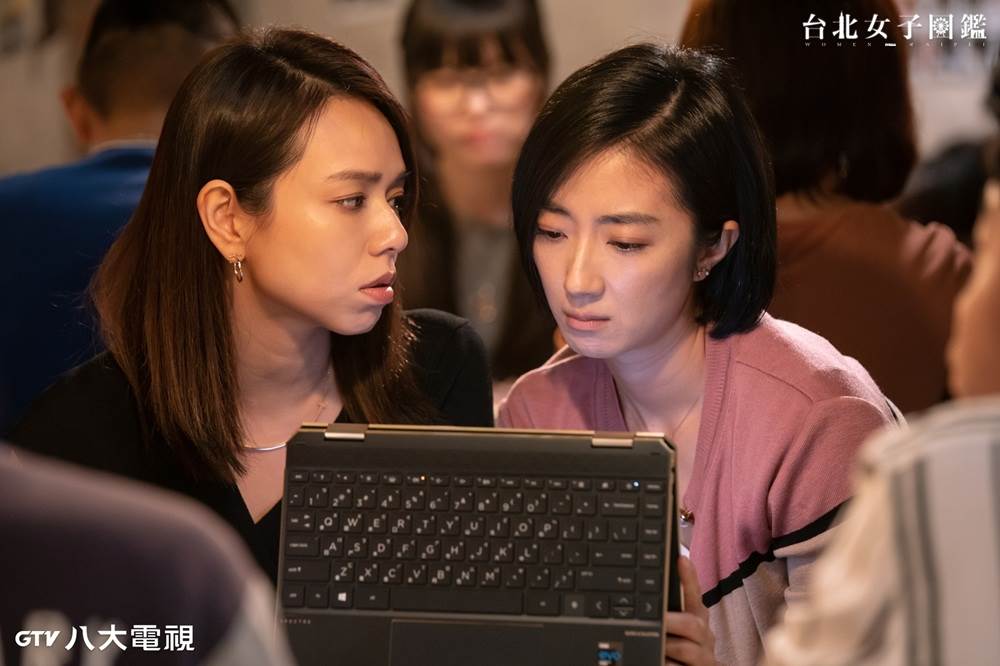 《台北女子圖鑑》桂綸鎂（圖右）與夏于喬（圖左）飾演高中同學。（圖／八大電視提供）