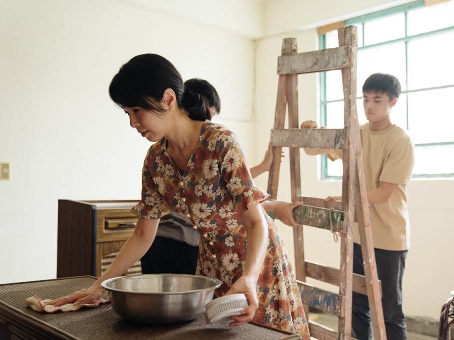 潘親御（右）與天心（左）合作充滿默契，戲裡戲外都是母子相稱。（圖／大愛電視台提供）