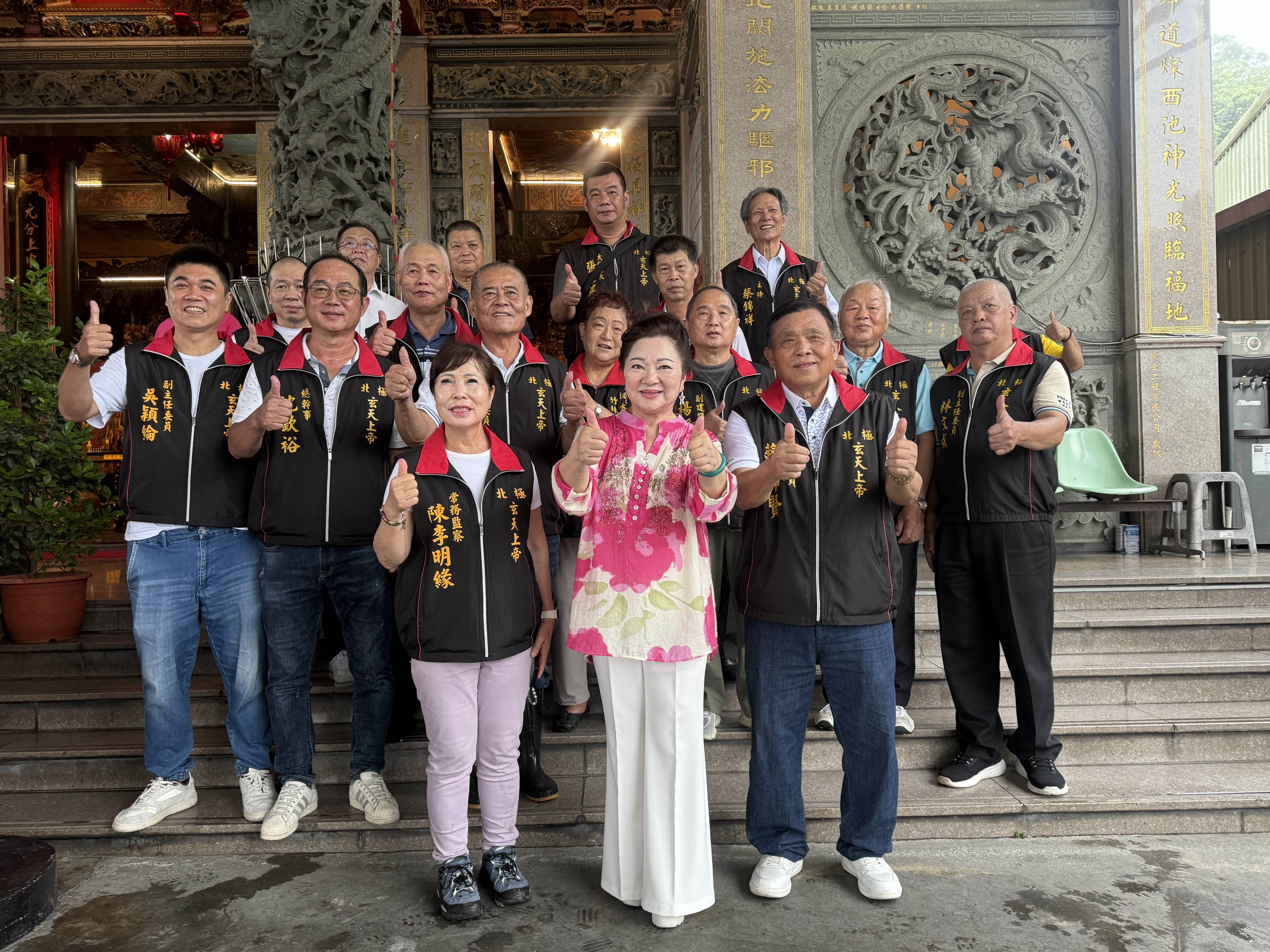 白冰冰感恩之旅第2站來到慈玄宮。(圖/長興影視提供)