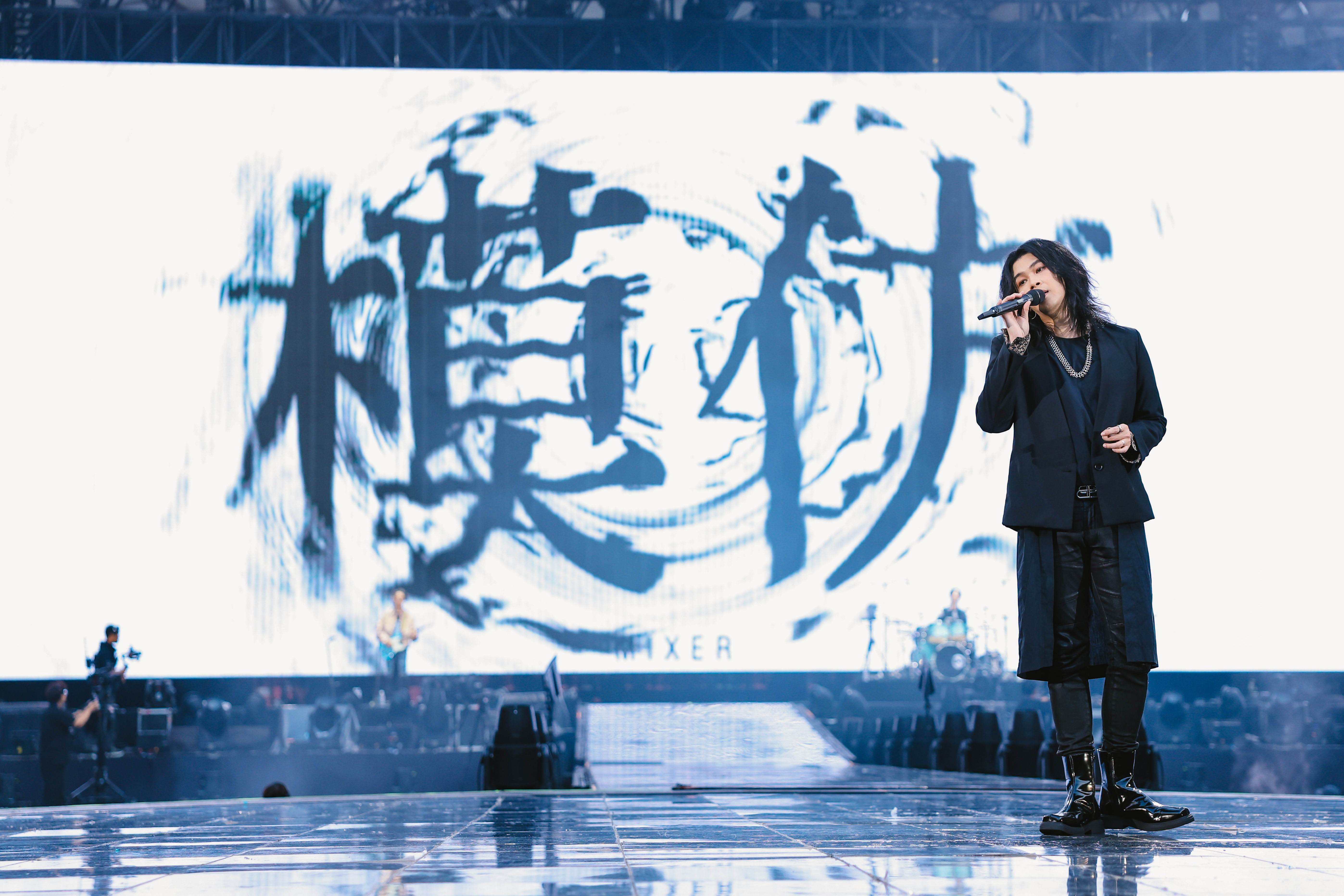 忙著《馬戲團運動CircUs》巡迴演唱會的麋先生則演唱〈壞蛋〉、〈去飛翔〉及與阿信合作曲〈偶像〉。（圖／相信音樂提供）