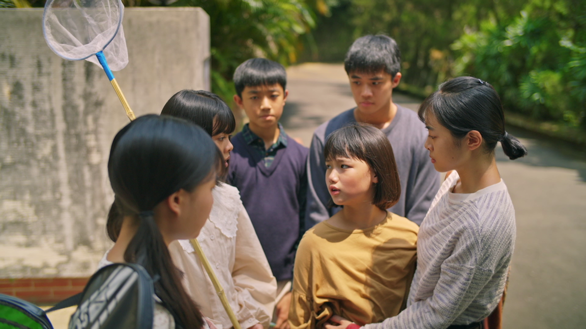 兄弟姊妹在育幼院外團聚，全家也帶著笑容一起出去玩。（圖／大愛提供）