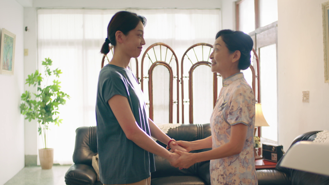 育幼院傅媽媽(姚坤君飾演)溫柔提醒長大後的秋伶(黃薇渟飾演)要放下。（圖／大愛提供）