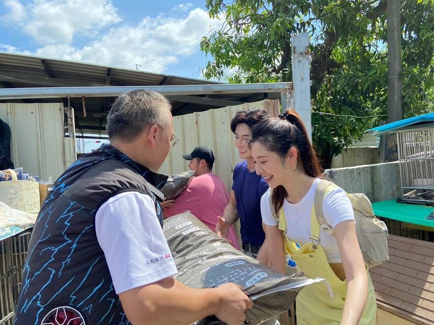 唐子元、韓雨潔親自扛重達20公斤的愛心飼料進狗園。（圖／調皮<a href='https://star.ebc.net.tw/search/keyword?value=浪浪' target='_blank'>浪浪</a>園區提供）