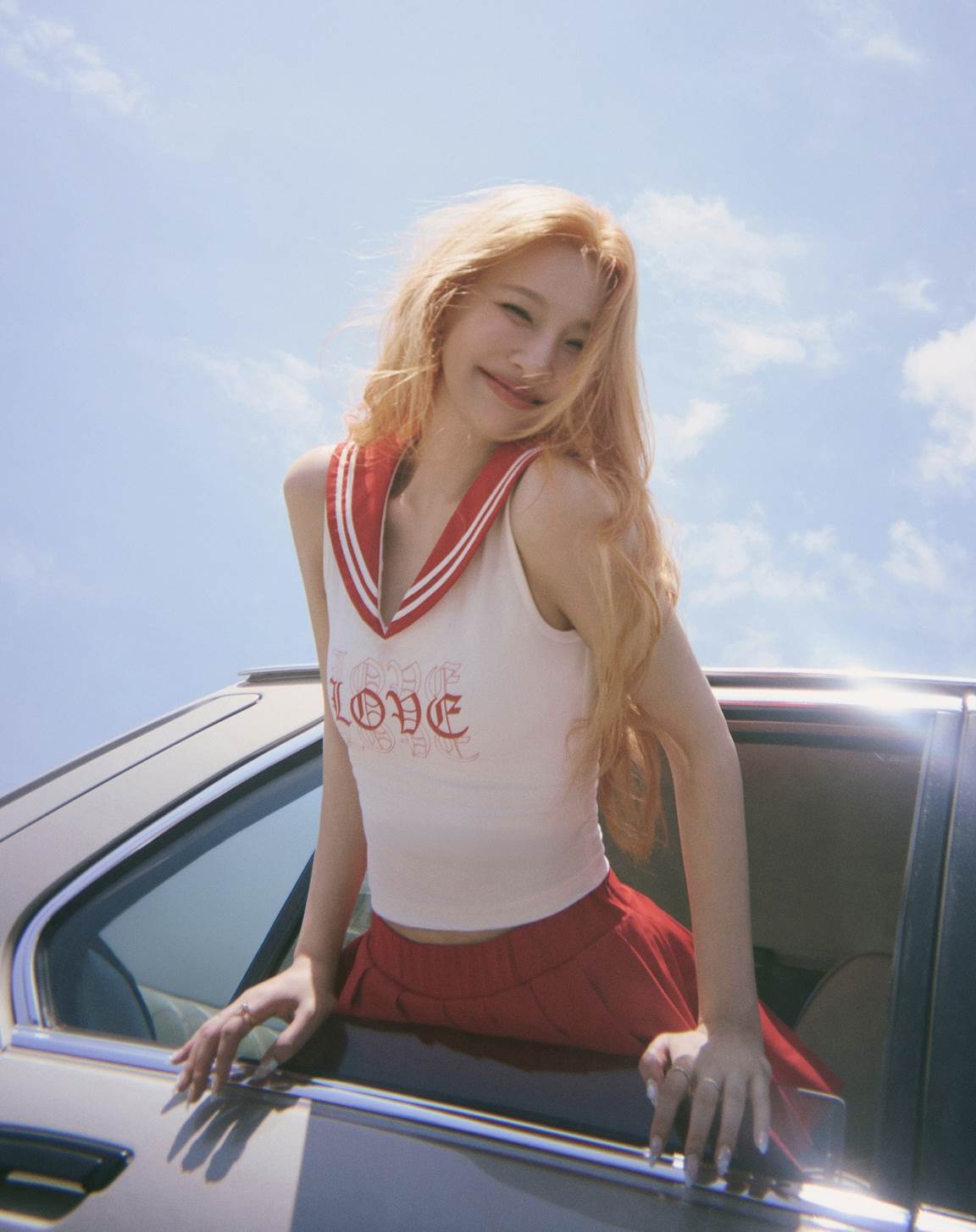 圖南韓人氣女團Red Velvet成員JOY此次以愛情為主題拍攝4款封面中,提到Red Velvet就會聯想到的制服。(圖/SM Entertainment提供)