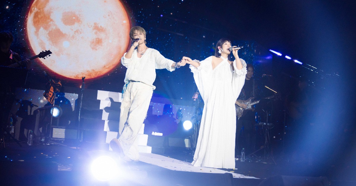 丁噹《夜遊A Night Tour》演唱會邀請師弟鼓鼓呂思緯擔任嘉賓,兩人合唱〈私奔到月球〉。(圖/相信音樂提供)