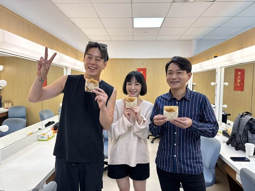 蔡燦得帶著甜甜圈驚喜探班《好運來》。(圖/民視提供)