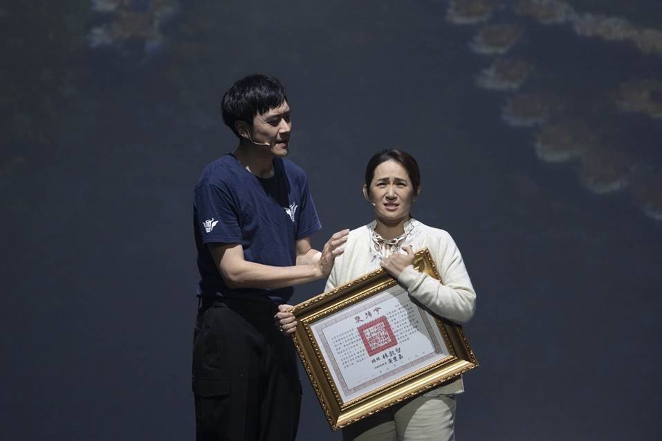 羅美玲（右）飾演殉職消防員林義陽的母親，唱哭一大票觀眾。（圖／故事工廠提供）