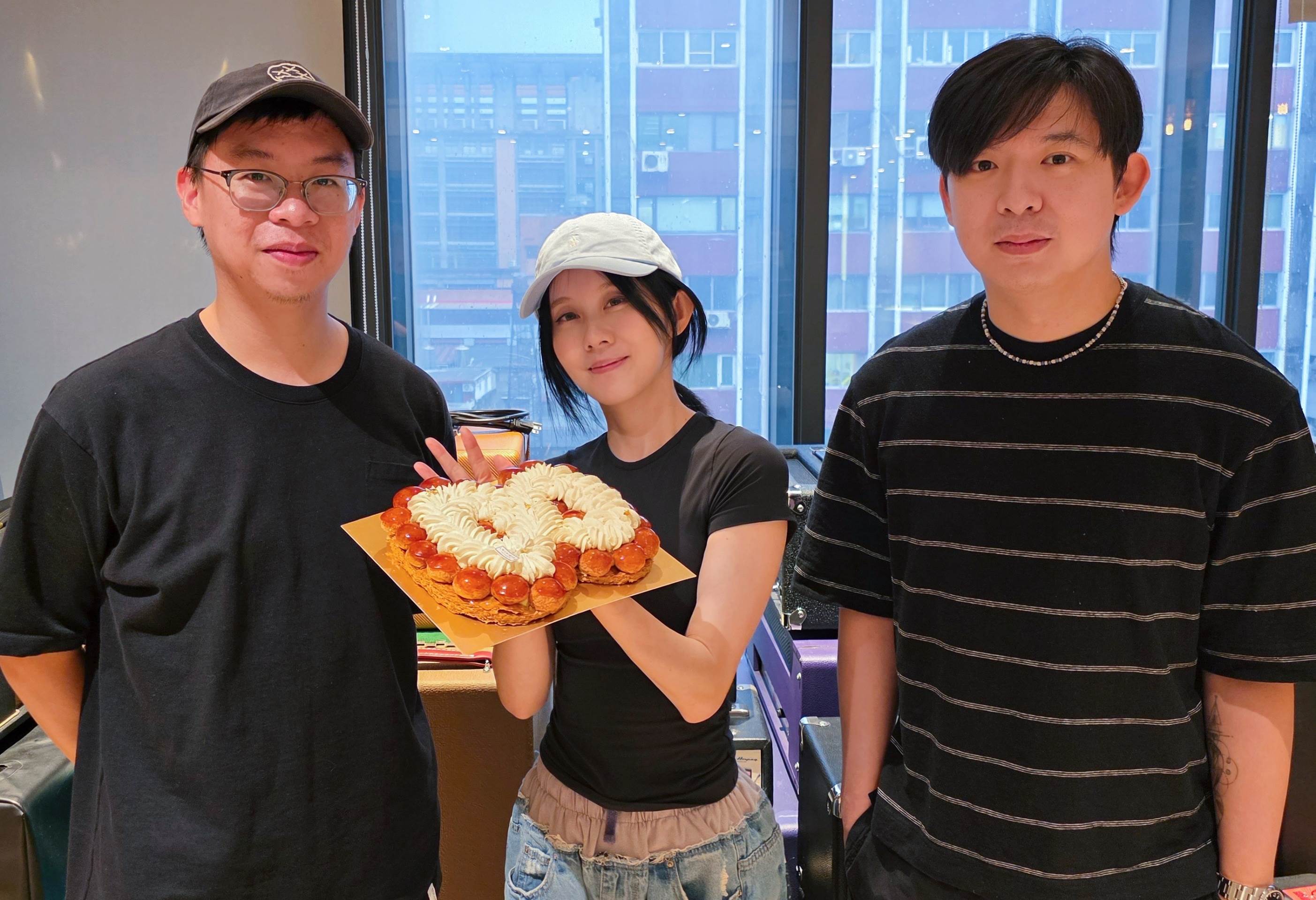 白安專輯殺青巧合碰上<a href='https://star.ebc.net.tw/search/keyword?value=製作人' target='_blank'>製作人</a>陳信伯（右）與錄音師蔡周翰（左）生日。（圖／相信音樂提供）