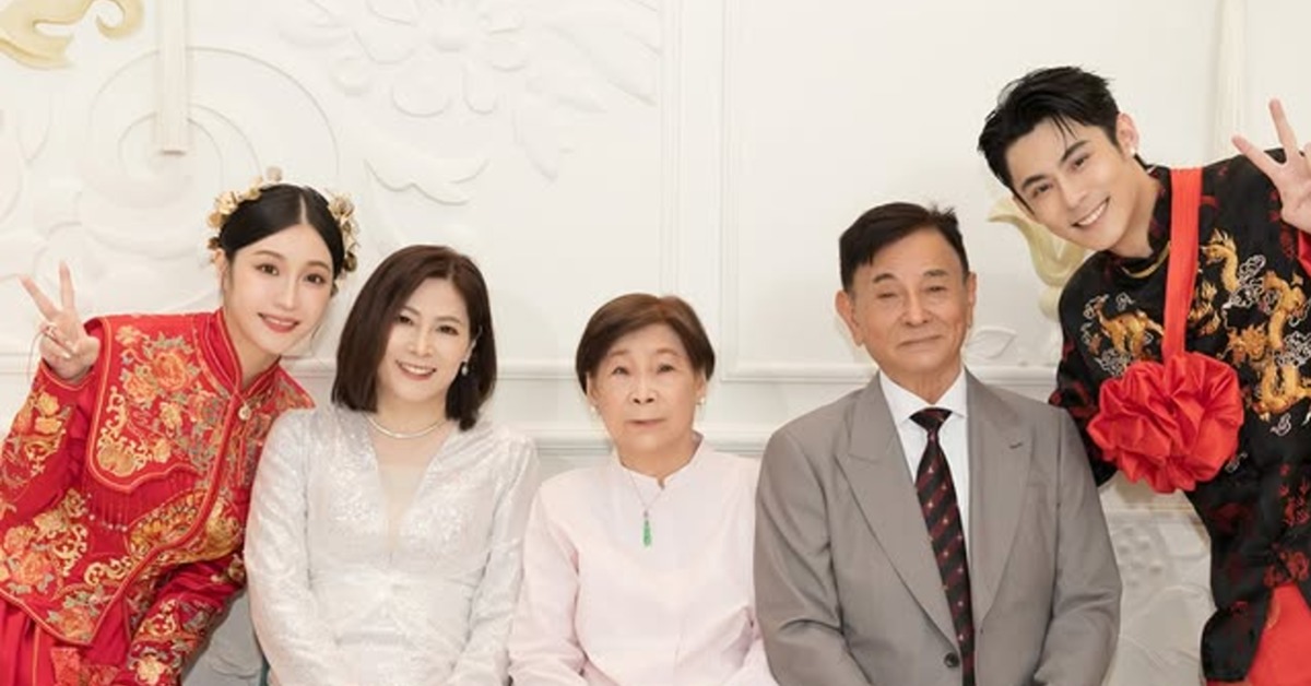 男星陳奕在今年6月和小10歲五分埔成衣千金紀曦晨進行文定。(圖/翻攝自陳奕IG)