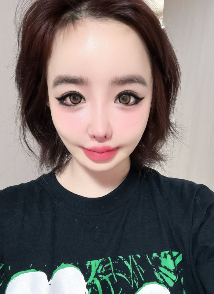 南韓女團2NE1成員朴春病休後,在13日及22日透過發文曝光現況。(圖/翻攝自朴春 IG)