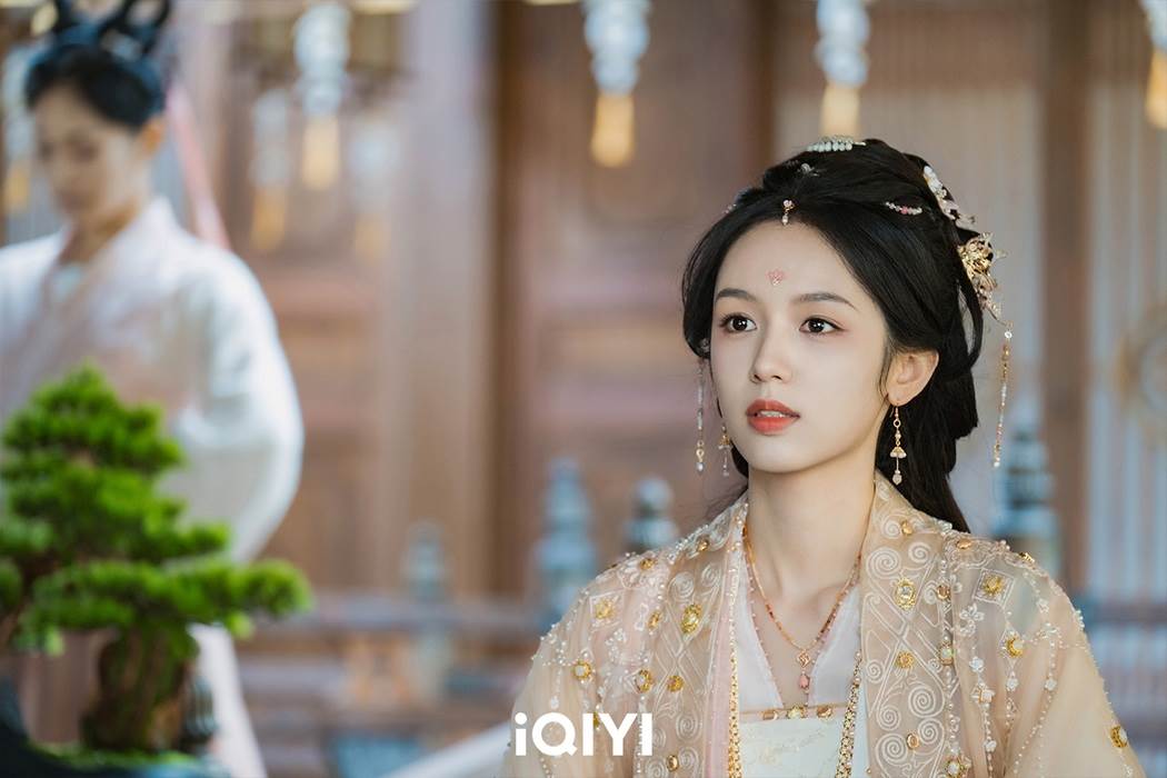 女扮男裝的周也恢復女兒身。(圖/iQIYI愛奇藝國際版提供)
