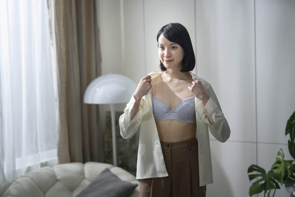 氣質女星程予希首度拍攝內衣廣告。(圖/品牌提供)