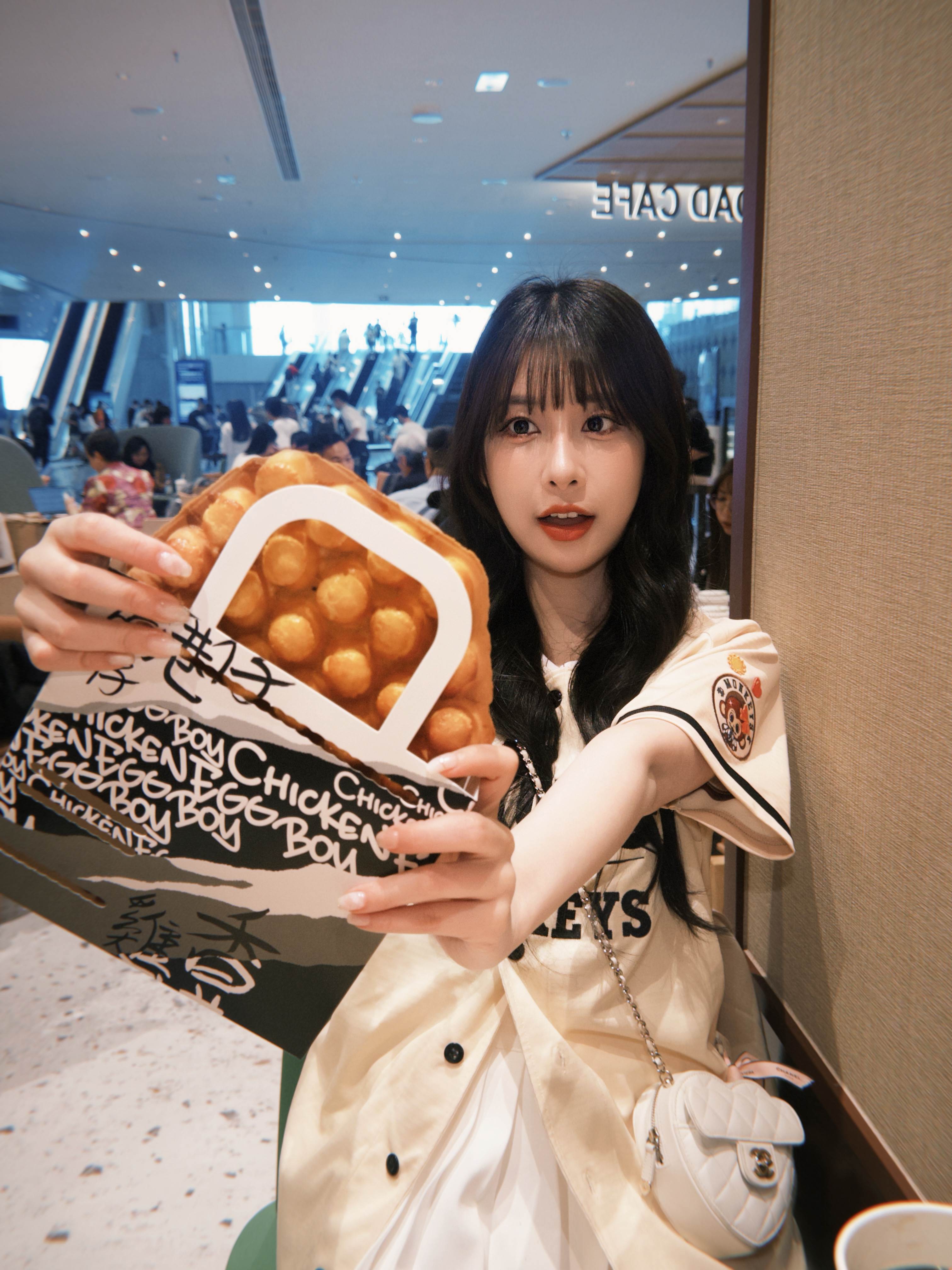樂天女孩日籍成員KAHO(高橋佳帆)被香港美食俘虜。(圖/Kira提供)
