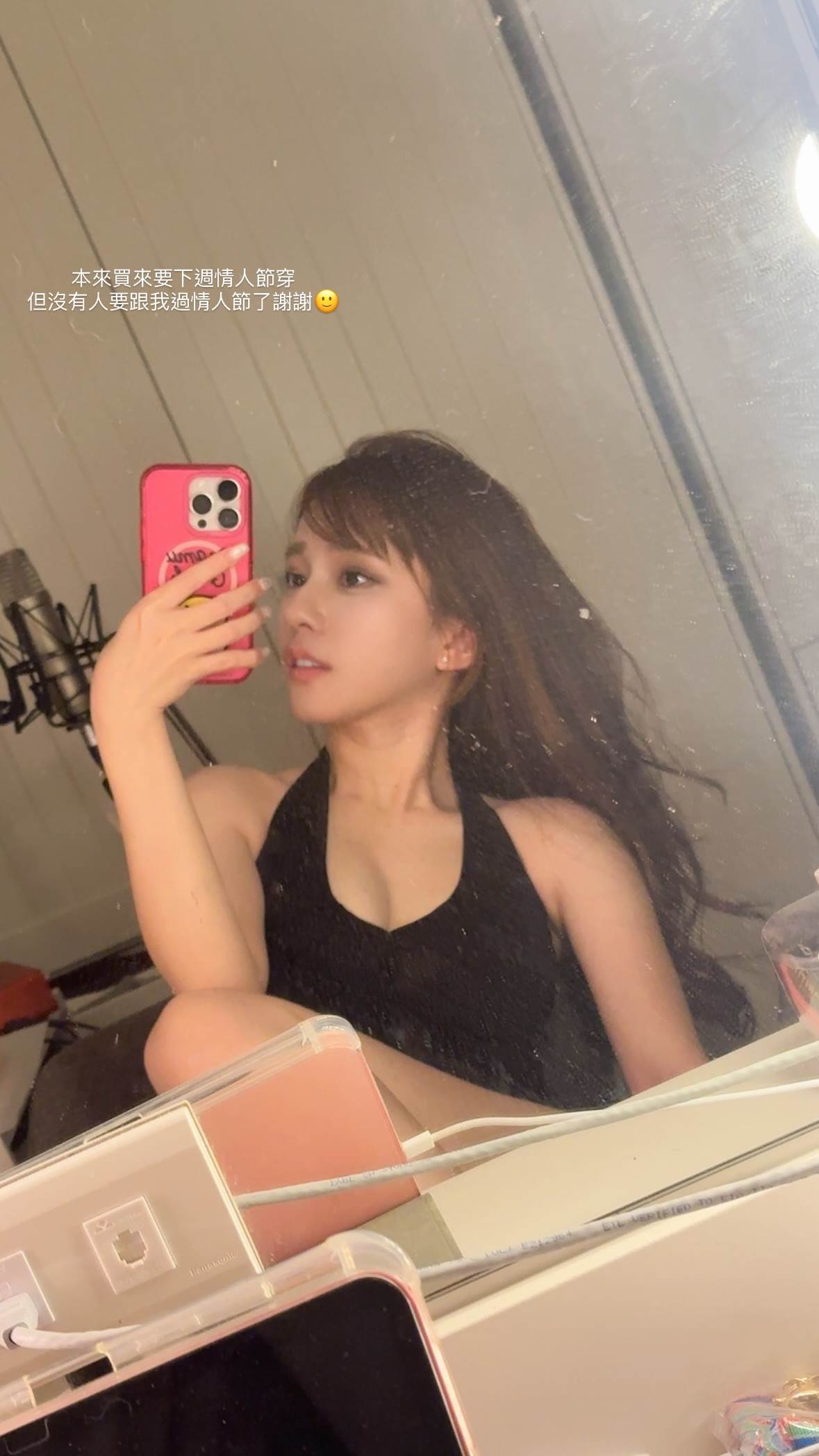Lucy上穿一張自拍照。(圖/翻攝自Lucy IG)